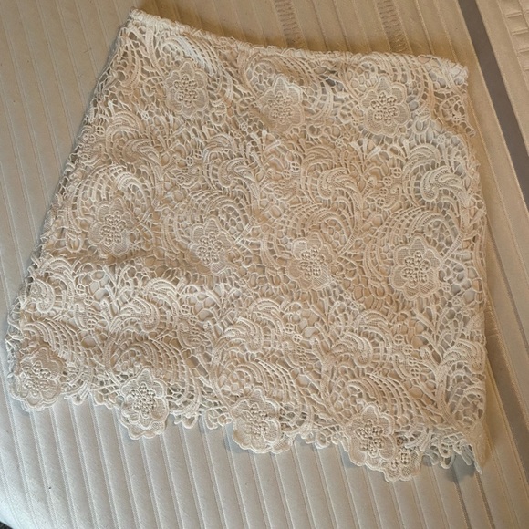 White lace mini skirt, love this piece, well taken care of! - Picture 5 of 5